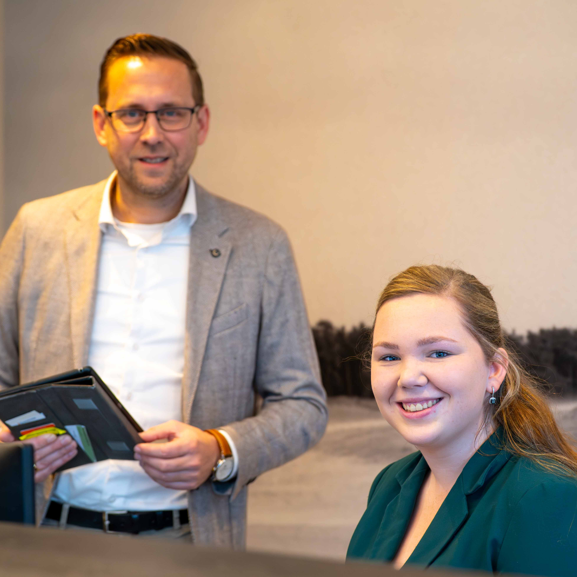 Verkoopmakelaar legt lastige facetten van de ver- en aankoop van een woning. Verkoopmakelaar denkt mee met lastige facetten.