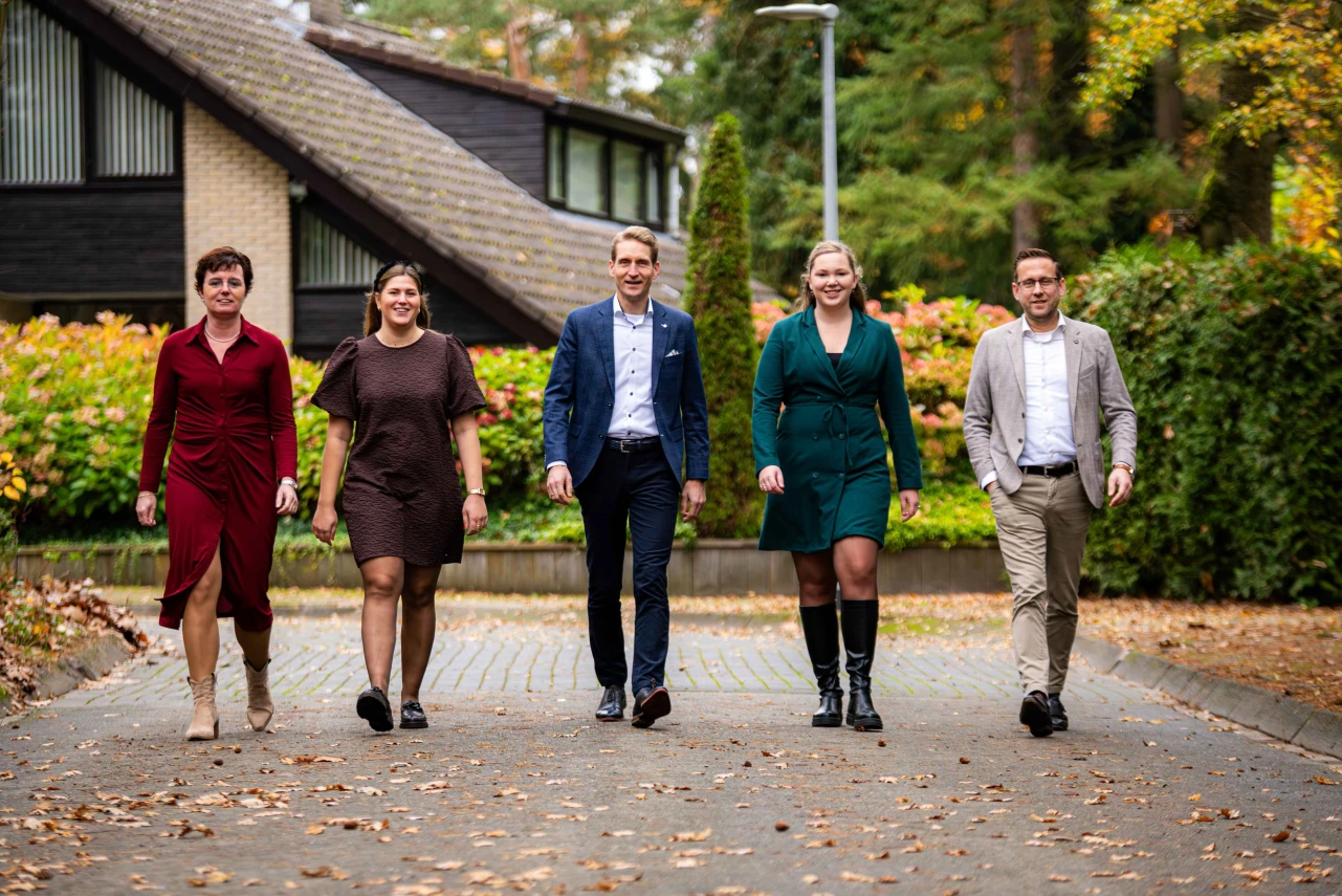 Een bezichtiging is vaak het moment waarop een potenti&euml;le koper besluit of een woning serieus in beeld blijft of direct afvalt. Online presentatie trekt de aandacht, maar het is de fysieke ervaring die overtuigt. Juist daarom loont het om stil te sta